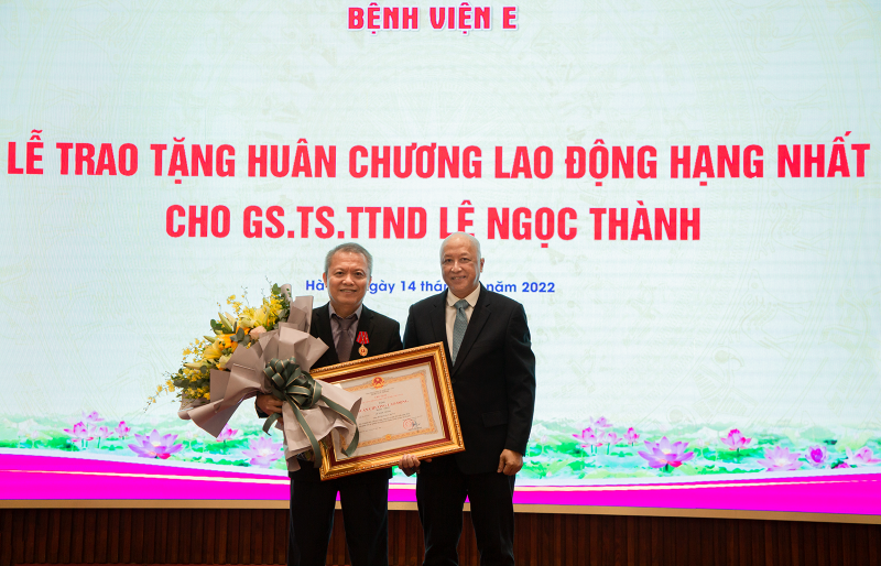 Hiệu trưởng Trường Đại học Y Dược, ĐHQGHN, Thầy thuốc nhân dân Lê Ngọc Thành vinh dự đón nhận Huân chương Lao động hạng Nhất